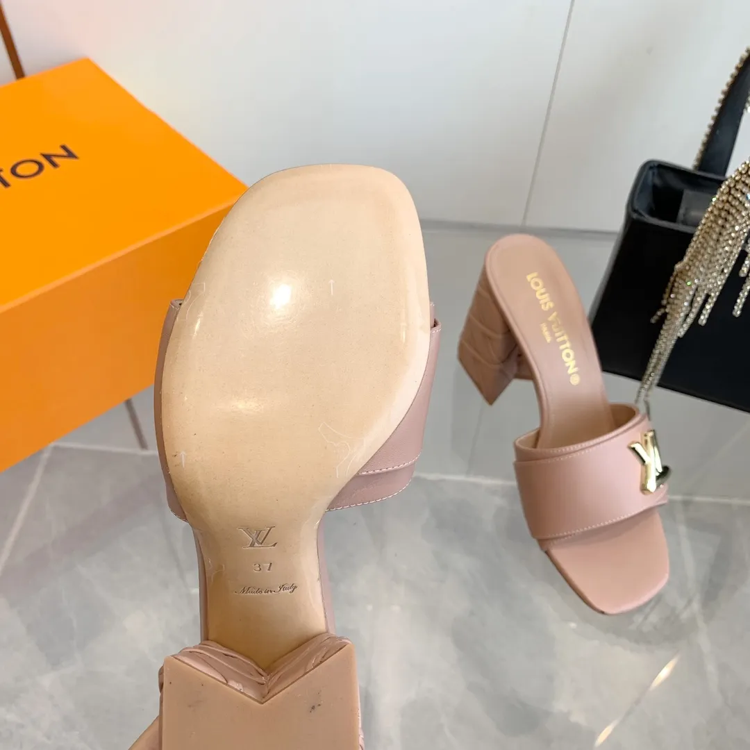 👟👟Ex-factory price 520👟👟 LV | Louis Vuitton ²⁰²³ 𝐬𝐬 🧡💚2️⃣0️⃣2️⃣4️⃣Early spring new model, top version⚠️ The counter features the latest models, square toe sandals, hard goods are new🆕 ❥Purchase level! Full of high-end feel! A popular model among bloggers at home and abroad, it’s retro and fashionable and looks amazing on your feet! Mainly recommended model on the official website★ ━━━━━ ЅᏇєєt ━━━━━ ▪️Upper: original cowhide + metal buckle ▪️Lining: imported goatskin lining ▪️Outsole: original Italian leather outsole ▪️Heel height: 5.5cm 9cm ▪️Shoe size: 35-39 (40 and 41 customized items are not returnable or exchangeable)